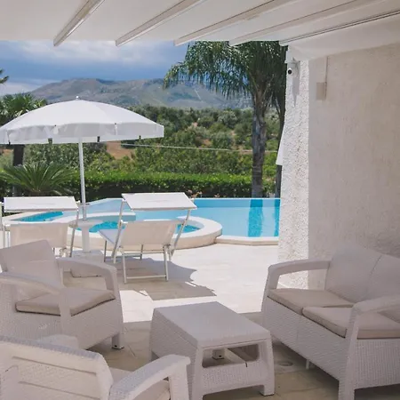 Giulia Villa Fontane Bianche
